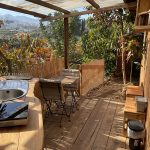Cocina y mesa de estar Ecocasita cabaña vacacional en Bosque Humano
